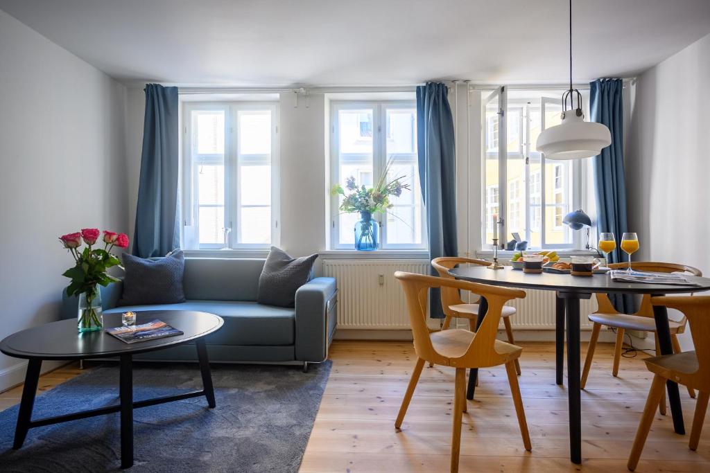 Cozy 1-bedroom apartment in the historical center of Copenhagen close to Tivoli - image 3