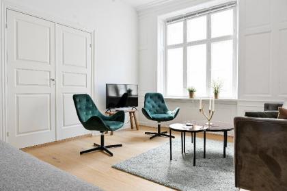 Modern 3-bedroom luxury apartment in the heart of Copenhagen - image 9