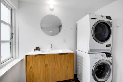 Sanders Regent - Chic Three-Bedroom Apartment Near Central Square - image 21
