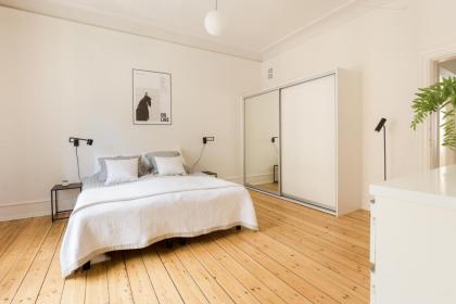 Luxury 3BR Manor Flat 5 min from Tivoli Gardens - image 28