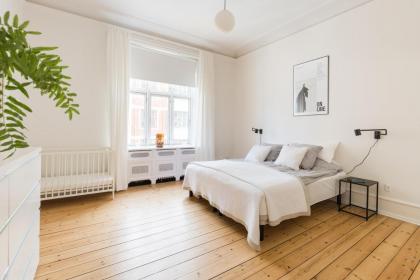 Luxury 3BR Manor Flat 5 min from Tivoli Gardens - image 29