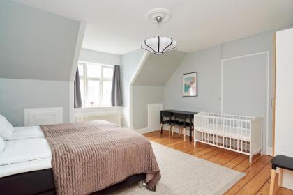 Stylish 5 Person Flat in Vibrant Urban Area - image 21