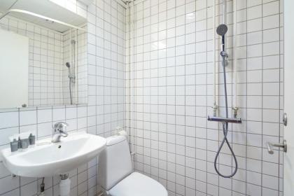 Stylish 5 Person Flat in Vibrant Urban Area - image 22