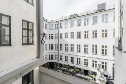 Large Luxury Apt with Canal View in Central CPH City - image 30