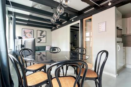 Unique 2 Bedroom Duplex w Exposed Beams in CPH City - image 21