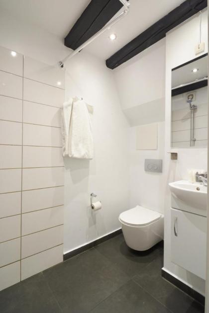 Unique 2 Bedroom Duplex w Exposed Beams in CPH City - image 25