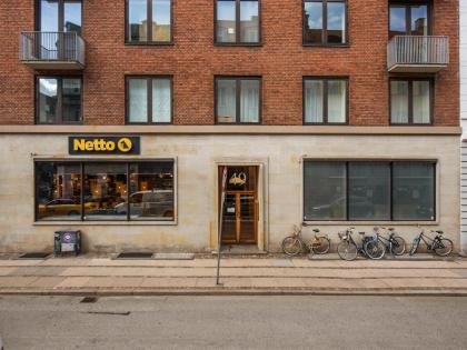 Sanders Monarch - Charming One-Bedroom Apartment With Two Balconies - image 23