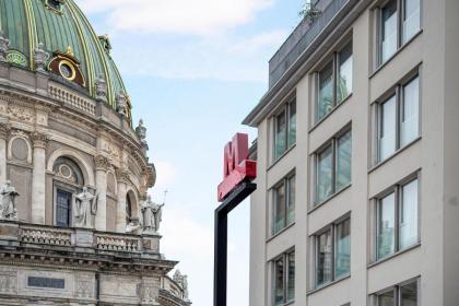 Sanders Monarch - Charming One-Bedroom Apartment With Two Balconies - image 25