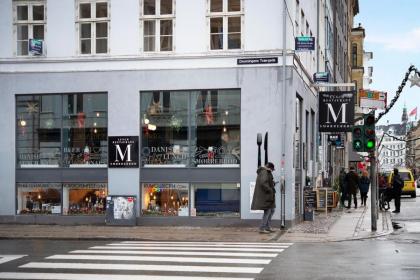 Sanders Monarch - Charming One-Bedroom Apartment With Two Balconies - image 26