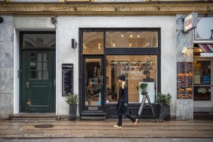 Sanders Monarch - Charming One-Bedroom Apartment With Two Balconies - image 27