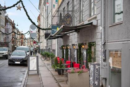 Sanders Monarch - Charming One-Bedroom Apartment With Two Balconies - image 28