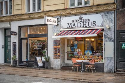 Sanders Monarch - Charming One-Bedroom Apartment With Two Balconies - image 29