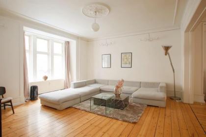 Large & Bright 3BR Flat w Whirlpool Near Metro - image 21