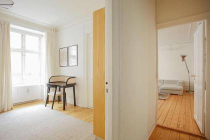 Large & Bright 3BR Flat w Whirlpool Near Metro - image 23