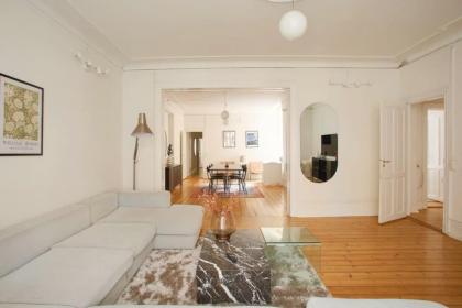 Large & Bright 3BR Flat w Whirlpool Near Metro - image 27
