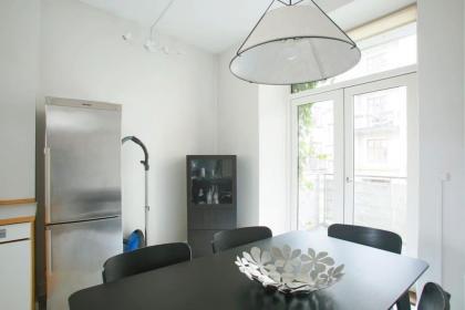 Large & Bright 3BR Flat w Whirlpool Near Metro - image 30