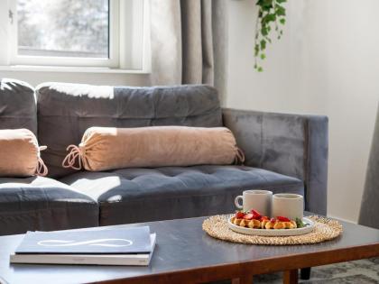 Sanders Charm - Endearing Two-Bedroom Apartment with Shared Garden - image 24