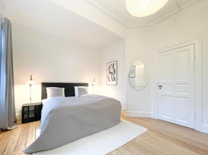 Large & Modern 4 Bedroom Flat - image 24