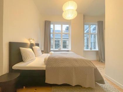Large & Modern 4 Bedroom Flat - image 25