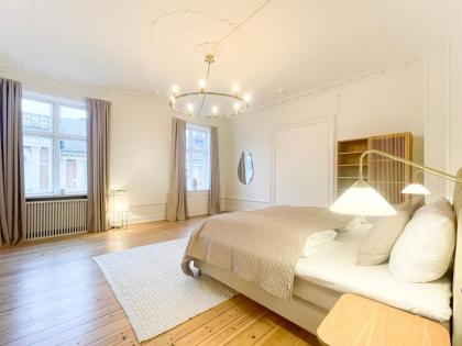 Large & Modern 4 Bedroom Flat - image 26