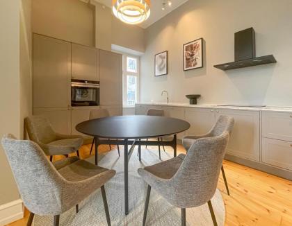 Centrally Located 3 Bedroom Flat - image 21