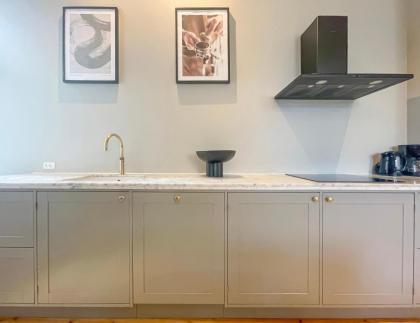 Centrally Located 3 Bedroom Flat - image 22
