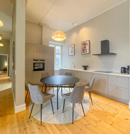 Centrally Located 3 Bedroom Flat - image 23