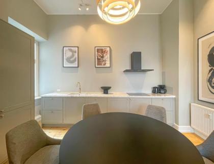 Centrally Located 3 Bedroom Flat - image 24