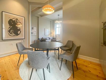 Centrally Located 3 Bedroom Flat - image 26
