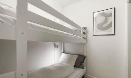 Bright & Spacious 3-BR - image 25