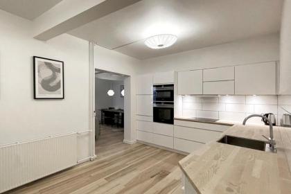 Spacious 3-BR Urban Sanctuary - image 22